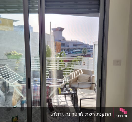 דלת הזזה מאלומיניום עם מסגרת אפורה